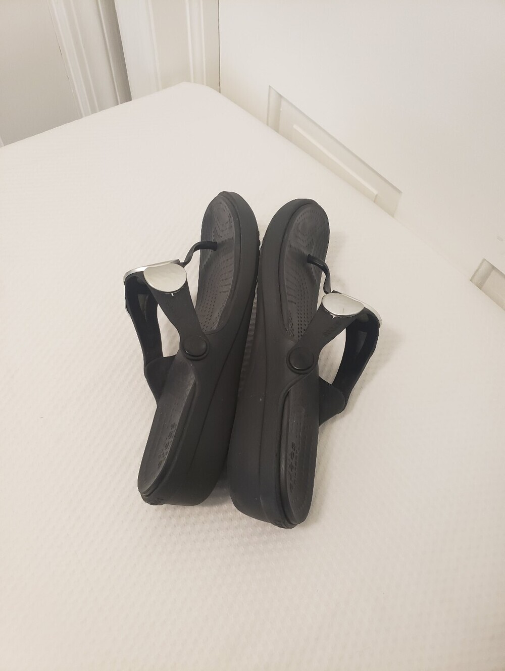 CROCS Black Sanrah Silvertone Hammered Circle Embellishments Slide Sandals Sz 9 - Picture 7 of 12